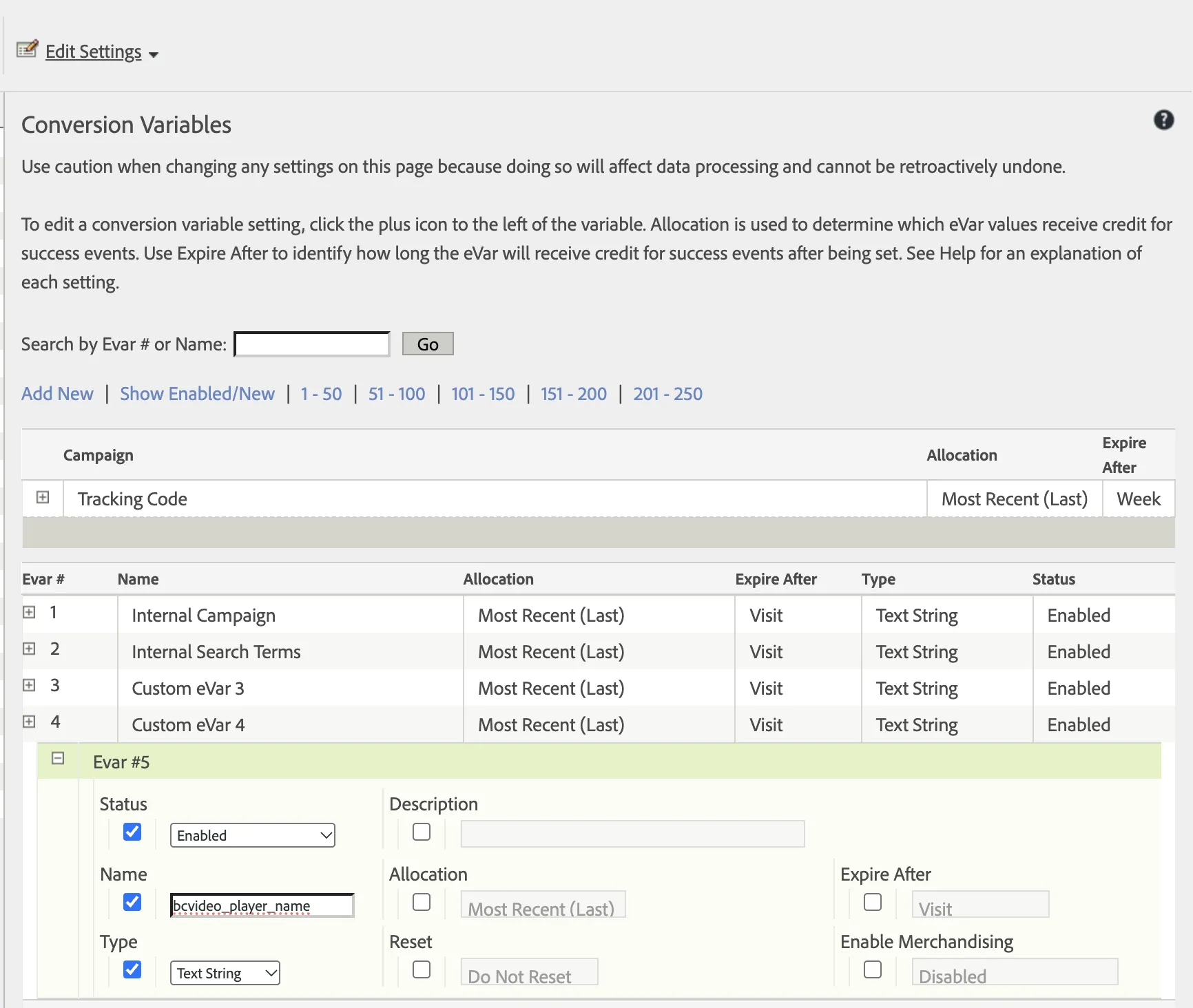 Adobe Analytics の Report Suite Manager にある Conversion Variables（bcvideo_player_name という名前の新しい eVar が Enabled、Text String に設定されている）